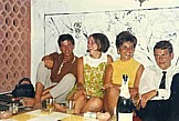 Hammamet, TUNESIEN 1968_Jochen (rechts), Angelika (zweite von links) und ein befreundetes Ehepaar aus Hamburg im arabischen Caf des Hotels Miramar_Jochen A. Hbener