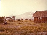 KENIA 1971_'Amboseli Nationalpark Lodge'_im Hintergrund der 'Kilimanjaro'_Jochen A. Hbener