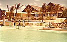 KENIA 1971_Hotel Eden Rock_Malindi_damals Luxushotel_ jeden Mittag um die gleiche Zeit kommen die 3 Kellner im lustigen Gnsemarsch mit immer exakt gleichem Abstand und spielen afrikanische Musik, um die Gste zum Essen zu rufen ... _Jochen A. Hbener