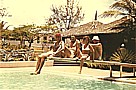 KENIA 1971_Hotel Eden Rock_Malindi_Jochen A. Hbener mit Urlaubsbekannten