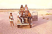 Tunesien 1971_kleine Verschnaufpause in der SAHARA_mit Renate u Horst, Lotti, Angelika und Jochen A. Hbener