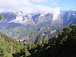 Nach einer etwa halbstndigen Wanderung von der Cumbrecita (1312m) aus gelangt man zum 'Mirador de las Chozas' (1284m) : hier hat man einen herrlichen Einblick in die 'Caldera de Taburiente' und gewinnt eine Vorstellung von den gewaltigen Dimensionen dieses Kraterkessels