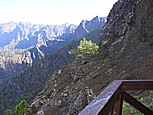 Nach einer Stunde Wanderung von der Cumbrecita (1312m) aus ber den 'Mirador de las Chozas' (1284m) gelangt man zum 'Mirador de los Roques', auch hier hat man einen herrlichen Einblick in die 'Caldera de Taburiente' und gewinnt eine Vorstellung von den gewaltigen Dimensionen dieses Kraterkessels