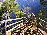 Nach einer etwa halbstndigen Wanderung von der Cumbrecita (1312m) aus gelangt man zum 'Mirador de las Chozas' (1284m) : hier hat man einen herrlichen Einblick in die 'Caldera de Taburiente' und gewinnt eine Vorstellung von den gewaltigen Dimensionen dieses Kraterkessels ... im Bild: Hermann und Jochen