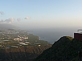 Blick vom 'Mirador El Time' (594m .d.M.), im Westen v. LA PALMA gelegen, zwischen 'Los Llanos de Aridane' und 'Tijarafe'; Blick entlang der Sdwestkste, im Vordergrund der 'Barranco de las Angustias', in der Bildmitte 'Tazacorte' (pueblo), im Hintergrund der Leuchtturm von 'Bombilla'