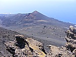 Blick vom Kraterrand des 'Volcn San Antonio' (657m) ber den Volcn Tenegua hinunter zum Faro (Leuchtturm) an der Sdspitze der Insel, bei klarer Luft knnen Teneriffa, Gomera und Hierro erspht werden