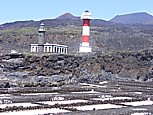 'Faros de Fuencaliente' an der Sdspitze der isla bonita 'La Palma' ... neben dem 1984 errichteten rot-wei-gestreiften Leuchtturm steht noch der alte, heute nicht mehr genutzte Turm, dem -beim Vulkanausbruch des Tenegua 1971- der Lavastrom recht nahe kam ... hier im Vordergrund die Saline von 'La Palma', die reines  Speisesalz mit hohem Jodgehalt liefert ... Blick hoch zum 'Volcn Tenegua' und weiter hoch zum 'Volcn San Antonio'