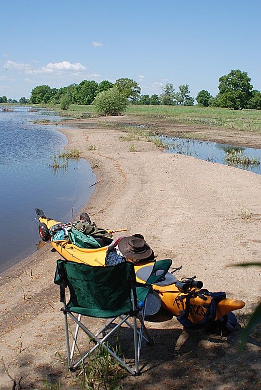 per Kajak an einer Sandlandzunge an der Elbe, ca. 25 km hinter Havelberg, Mai 200_Lutz Junge