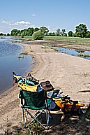 per Kajak an der Elbe an einer Sandlandzunge ca. 25 km hinter Havelberg, Mai 2008_Lutz Junge