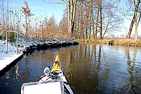 per Kajak im November 2008 auf Schneepaddel-Tour im Sd-Spreewald, an der Gewitterschleuse_Lutz Junge