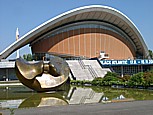 Kongresshalle (im Volksmund: 'Schwangere Auster')-Haus der Kulturen_Berlin, Sommer 2004 