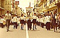 ... gleich bei meiner Ankunft in SAN JOS, COSTA RICA_eine 'gran fiesta'_hier zeigen auch die Schulklassen Flagge_ damals war Kennedy -jedenfalls in COSTA RICA- 'in'_1974 