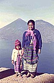 Lago Atitlan_GUATEMALA 1974_diese nette Indiofrau mit Kind war sofort begeistert, als ich ein Foto von ihnen machen wollte_bei anderen stie ich hufig auf Ablehnung_ Jochen A. Hbener