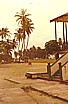 ... nach einem sturm- und regengepeitschten, sehr unruhigen, unsicheren Flug mit einem panamesischen Kleinflugzeug durch Gewitterzonen, von wahren Blitzorgien umgeben ... Landung auf einer kleinen Insel im 'Archipielago de SAN BLAS', bei den CUNA-Indios_hier: das hutzelige Abferti- gungsgebude_PANAMA 1974