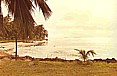 ... nach der Landung auf einer kleinen Insel im 'Archipielago de SAN BLAS', bei den CUNA-Indios_hier: der kleine beach hinter dem hutzeligen Abfertigungsgebude_im Hintergrund schemenhaft die Inselchen, wie an einer Perlenschnur auf- gereiht_PANAMA 1974