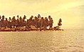 ... mit einem Boot gehts zu einem der unzhligen kleinen Inselchen der CUNA-Indios im 'Archipielago de SAN BLAS'_ PANAMA 1974