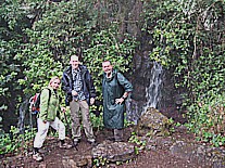 Eine zwar etwas strapazise, aber sehr eindrucksvolle, ja, abenteuerliche Wanderung zu den 'Marcos y Cordero-Quellen', i. d. Nhe von Los Tilos bzw. Los Sauces im Nordosten La Palmas_auf dem Weg passiert man Kiefern, geht durch Lorbeerwald, vorbei an Ginster, Zistrosen, anderen Bltengewchsen, Farnen, Efeugirlanden, eine insgesamt sehr ppige, urwaldartige Flora ... hier: Renia, Marco und Jochen