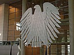 Reichstagsgebude, berdimensionaler Adler im Parlament_Berlin, Sommer 2004 