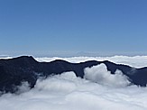 Blick vom Grad des 'Roque de los Muchachos', 2.426m .d.M., hchste Erhebung auf 'LA PALMA', ber den wolkenverhangenden 'Kessel'='Caldera de Taburiente' hinber zum 'Pico de Teide' auf Teneriffa