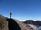 Hannes fotografiert vom Grad des 'Roque de los Muchachos', 2.426m .d.M., hchste Erhebung auf 'LA PALMA', den wolkenverhangenden 'Kessel'='Caldera de Taburiente'