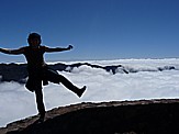 Beate tanzt den Sirtaki am Grad des 'Roque de los Muchachos', 2.426m .d.M., hchste Erhebung auf 'LA PALMA', vor dem wolkenverhangenden 'Kessel'='Caldera de Taburiente'