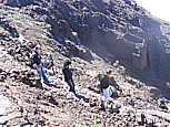 'Roque de los Muchachos', 2.426m .d.M., hchste Erhebung auf 'LA PALMA',  auf dem Weg zum Blick in den 'Kessel'='Caldera de Taburiente': Hannes, Beate, Jochen