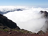 Blick vom Grad des 'Roque de los Muchachos', 2.426m .d.M., hchste Erhebung auf 'LA PALMA', in den wolkenverhangenden 'Kessel'='Caldera de Taburiente'