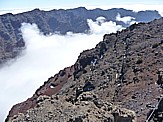 Blick vom Grad des 'Roque de los Muchachos', 2.426m .d.M., hchste Erhebung auf 'LA PALMA', in den wolkenverhangenden 'Kessel'='Caldera de Taburiente'