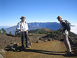 Auf der langen, aber sehr reizvollen Wanderung entlang des Kamms der Insel 'La Palma', entlang der sogen. 'Ruta de los Volcanes', Blick zurck, im Hintergrund das Zentrum der Insel, die 'Caldera de Taburiente', mit: Jochen A. Hbener und seinem alten Studienfreund Jochen Schellong_2009