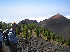 Auf der langen, aber sehr reizvollen Wanderung entlang des Kamms der Insel 'La Palma', entlang der sogen. 'Ruta de los Volcanes', hier bereits weit im Sden, mit: Jochen Schellong