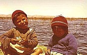 PERU / BOLIVIEN 1975_Kinnis der Urus auf dem Titicacasee_Jochen A. Hbener
