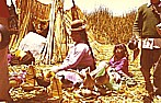 BOLIVIEN / PERU 1975_bei den Indios, den 'Urus', auf ihren Schilf-Inselchen mitten auf dem fast 4000 m hoch gelege- nen Titicacasee_Jochen A. Hbener