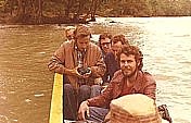 im Osten Ecuadors_Rio Napo, Zuflu zum AMAZONAS_ Indio Lang-Kanu-Tour mit Wolfgang und Jochen, Angelika nicht zu sehen, da sie das Foto schiesst_1975_Jochen A. Hbener