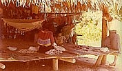 1975_im Osten PERUs_Dschungel-Indio-Htte an einem Seitenarm des Rio Ucayali, einem der Quellflüsse des AMAZONAS_Angelika schaut den Indios bei der Arbeit zu