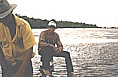 1984_VENEZUELA_ORINOCO-Delta_selbst einem erfahre- nen Scout wie Francisco (gelbes Hemd) passiert das: wir stranden mitten im ORINOCO auf einer der vielen unsicht- baren Sandbnke, die teilweise stündlich ihre Position wechseln_ich frage, was nun_Francisco sagt, warte doch einfach ab_kopfschttelnd warte ich murrend_tatsächlich war das Boot nach einer Stunde wieder frei - wie von Geisterhand