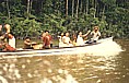 ... auch auf dem Wasser bekommen wir Gesellschaft_mit einem Affenzahn berholt uns ein Indio-Lang-Kanu mit einem anscheinend besonders starken Motor_ ORINOCO-Delta, VENEZUELA 1984_Jochen A. Hbener