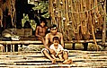 ... stolz prsentiert der Indio (indigena) seine Kinder_ORINOCO-Delta, VENEZUELA 1984_Jochen A. Hbener