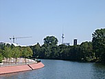 Spreebogen, mit Blick auf Kongresshalle, (ostberliner) Fernsehturm, Charit, Kuppel des Reichstagsgebudes und Glockenturm_Berlin, Sommer 2004