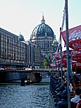 gemtliches Restaurant an der Spree, im Nikolaiviertel, links: das (ehem.) Staatsratsgebude (im Volksmund: 'Erichs Lampenladen'), im Hintergrund der Berliner Dom_Berlin, Sommer 2004 