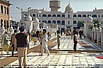 1995_INDIA_Amritsar_temple guards ... unbelievable, a fairyland_my motorcycle-trip around the world_Jochen A. Hbener